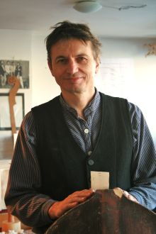 Portrait of Oskar Kappelmeyer, master double bass and violin maker in Passau